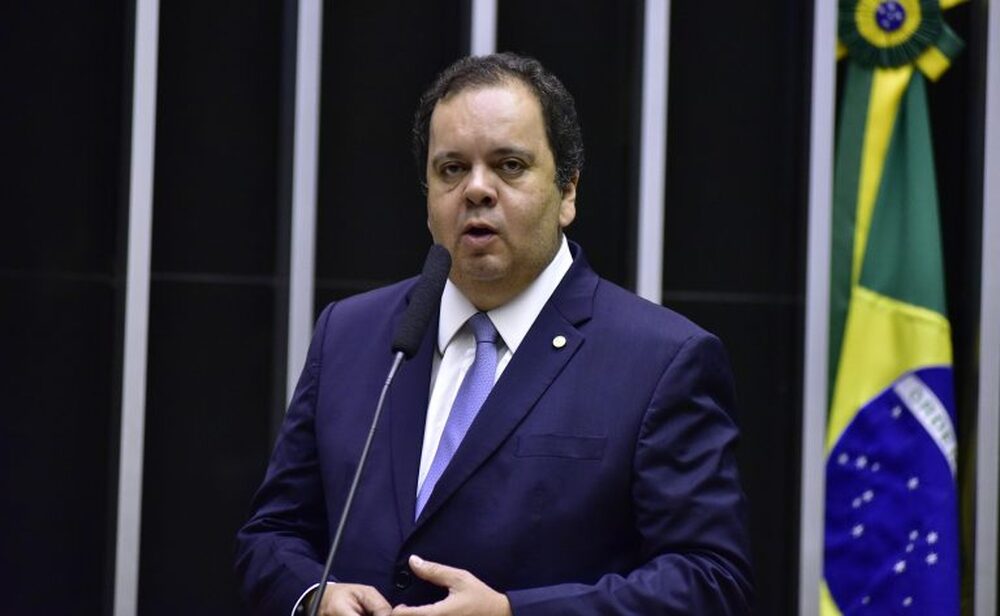 Elmar Nascimento confirma candidatura e defende renovação da Câmara