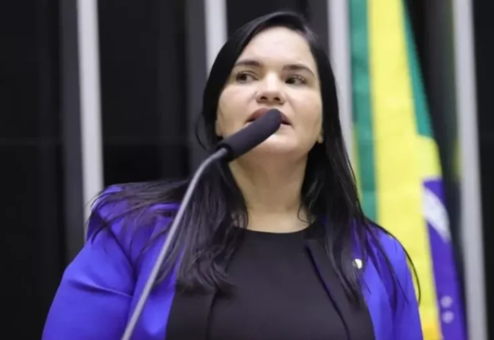 Deputada Michele Collins (PP-PE) quer liberar cultos em escolas brasileiras