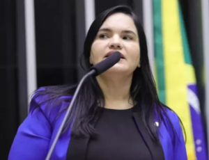 Deputada Michele Collins (PP-PE) quer liberar cultos em escolas brasileiras