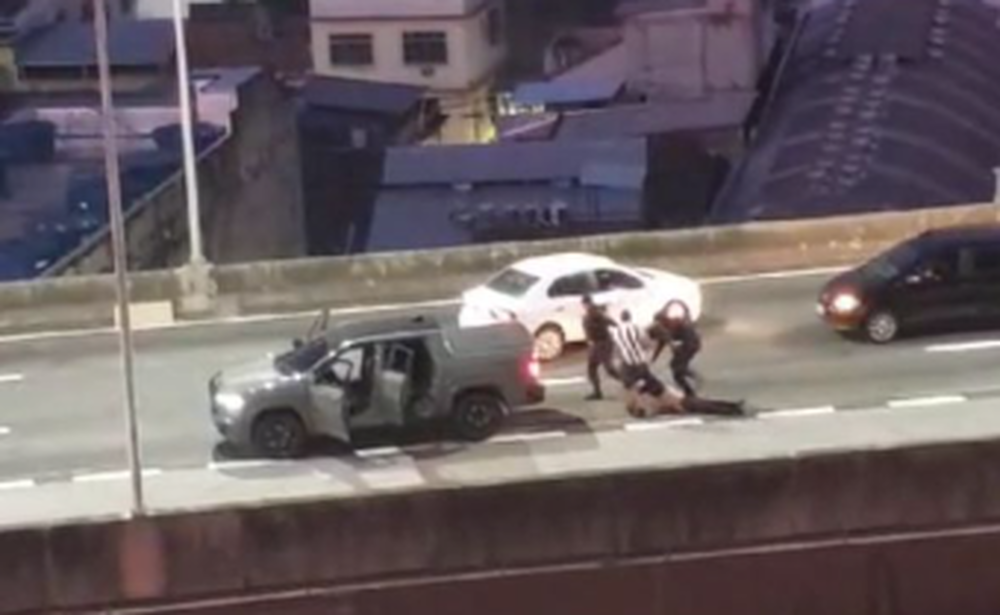 Bandidos aterrorizam motoristas em arrastão em plena luz do dia no Rio