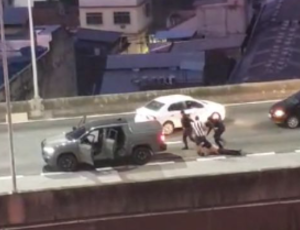 Bandidos aterrorizam motoristas em arrastão em plena luz do dia no Rio