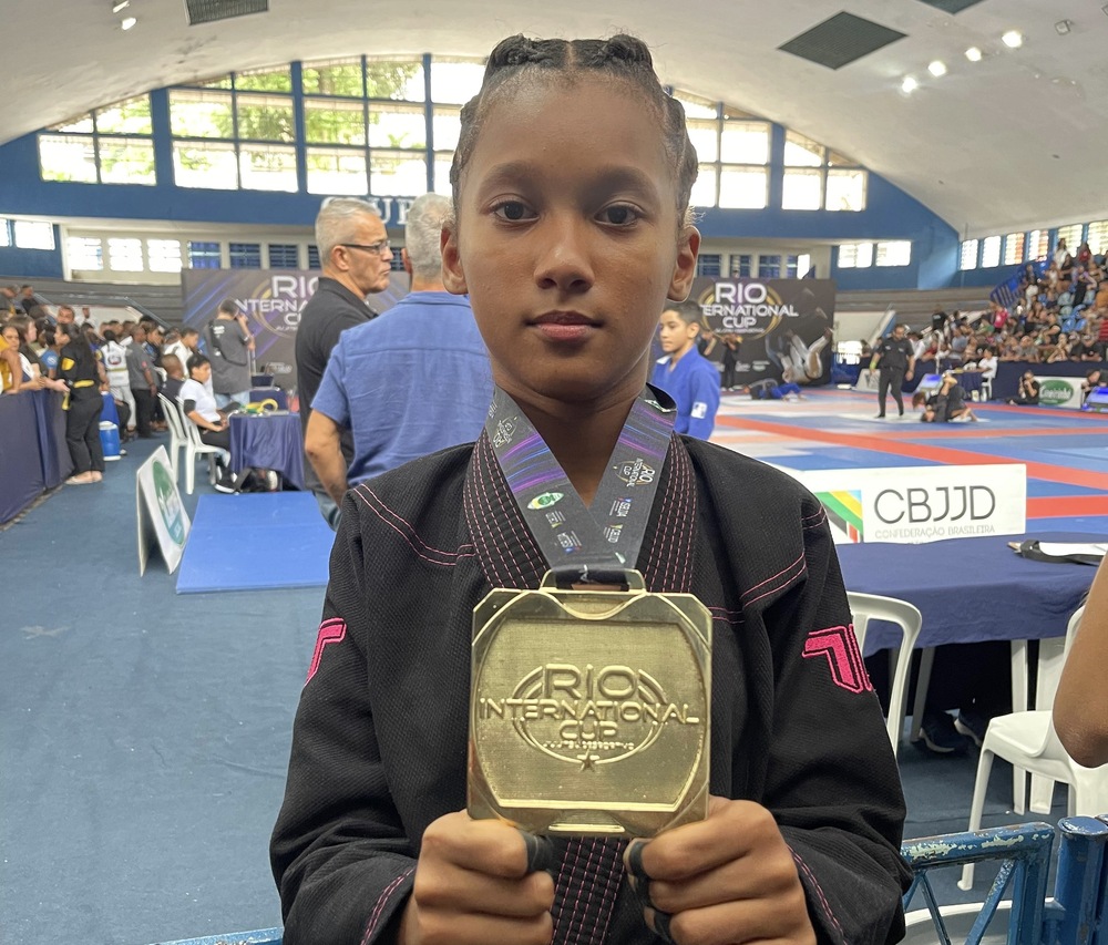 Jovem Atleta de 12 Anos, moradora de Queimados Conquista Medalha de Ouro no Rio International Cup de Jiu-Jítsu