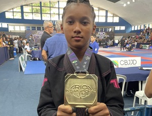 Jovem Atleta de 12 Anos, moradora de Queimados Conquista Medalha de Ouro no Rio International Cup de Jiu-Jítsu