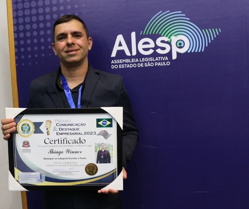 Escritor e poeta Thiago Winner faz aniversário No dia 9 e recebe prêmio na Alesp.