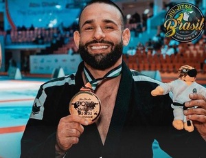 Gaúcho Mateus Gobato 33 anos, conquistou o Campeonato Mundial de Jiu-Jitsu em  Abu Dhabi, nos Emirados Árabes: é Trouxe Para o Brasil o título de campeão mundial de  Jiu-Jitsu