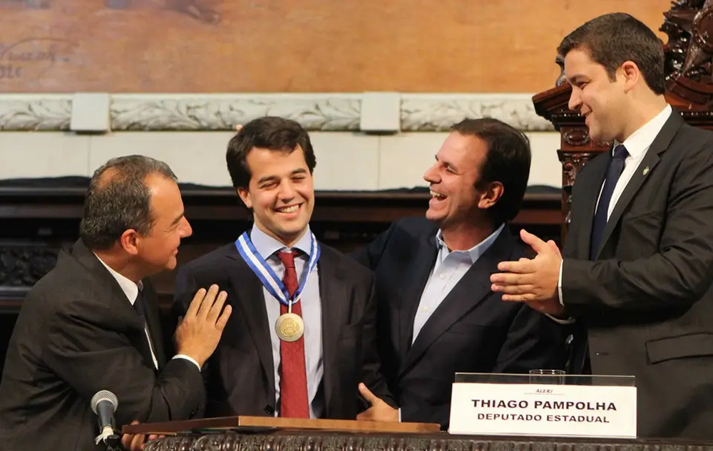 Paes fazendo malabarismo com Otoni de Paula e pode trazer de volta o sobrenome que todo mundo ama odiar