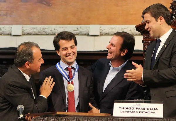 Paes fazendo malabarismo com Otoni de Paula e pode trazer de volta o sobrenome que todo mundo ama odiar