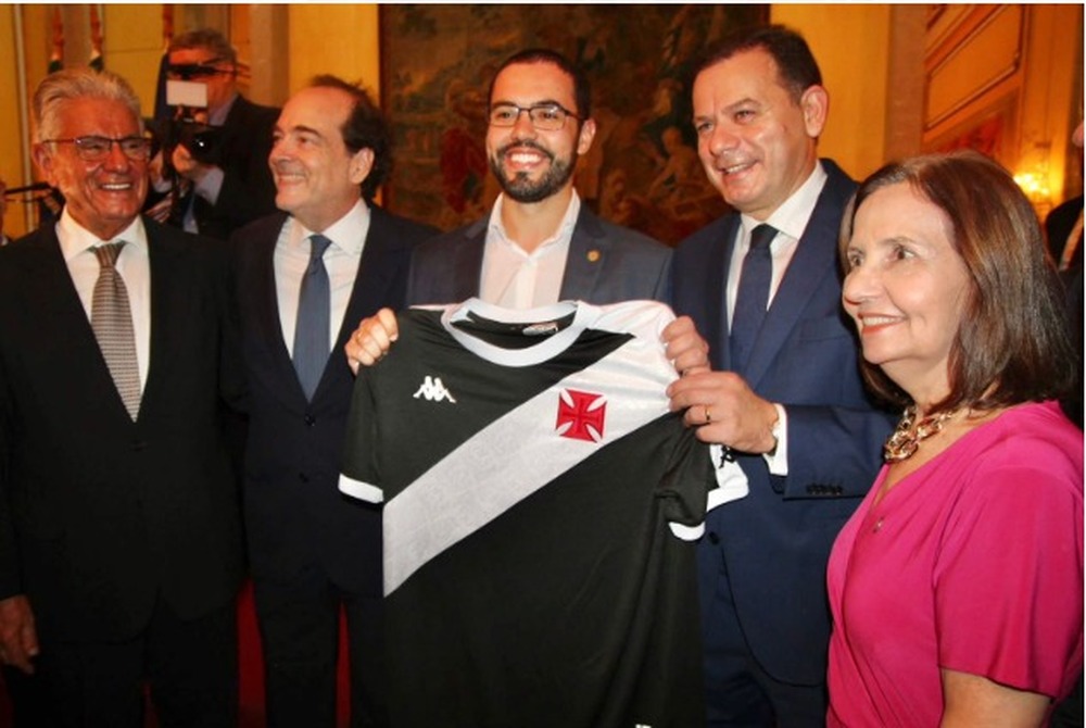 APÓS ENTREGA DE CAMISA DO VASCO A LUIZ MONTENEGRO, VASCAÌNOS ENTOAM ‘CASACA’  JUNTO COM PRIMEIRO-MINISTRO DE PORTUGAL 