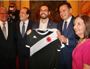 APÓS ENTREGA DE CAMISA DO VASCO A LUIZ MONTENEGRO, VASCAÌNOS ENTOAM ‘CASACA’  JUNTO COM PRIMEIRO-MINISTRO DE PORTUGAL 