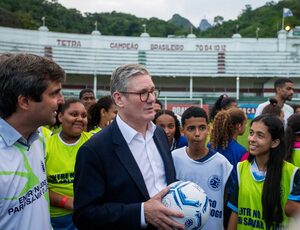 Primeiro-ministro do Reino Unido visita sede do Fluminense no Rio de Janeiro