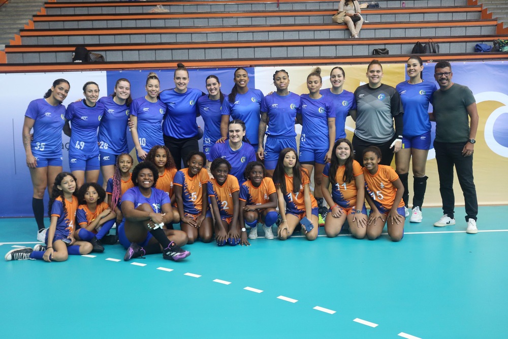 Estudantes da Rede Municipal de Niterói participam de treino da Seleção Brasileira de Handebol Feminino