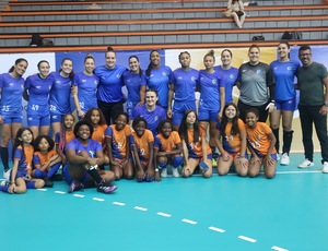 Estudantes da Rede Municipal de Niterói participam de treino da Seleção Brasileira de Handebol Feminino