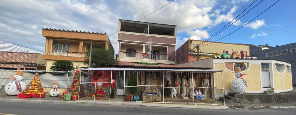 Moradora de Nova Iguaçu encanta com decoração de Natal produzida com materiais recicláveis