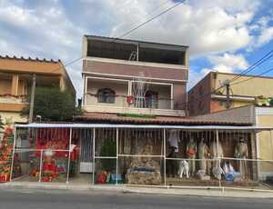 Moradora de Nova Iguaçu encanta com decoração de Natal produzida com materiais recicláveis