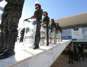 Bolsonaro discutiu teor de decreto golpista com assessor, padre e comandantes das Forças Armadas e defende eleições na Venezuela