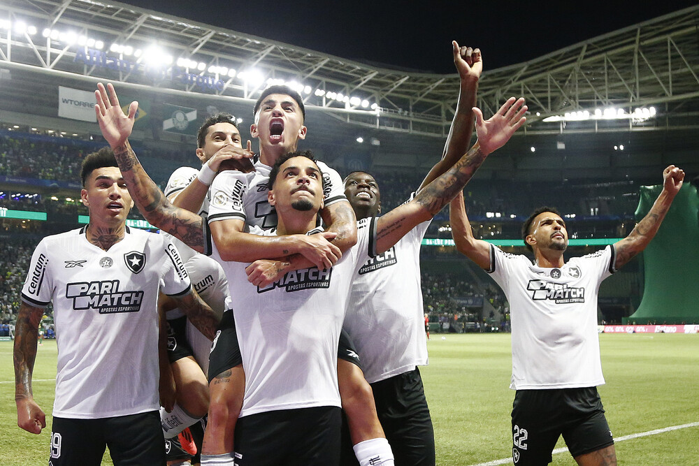 Botafogo  ganha o Palmeiras fora de casa e põe a mão na taça do Brasileirão