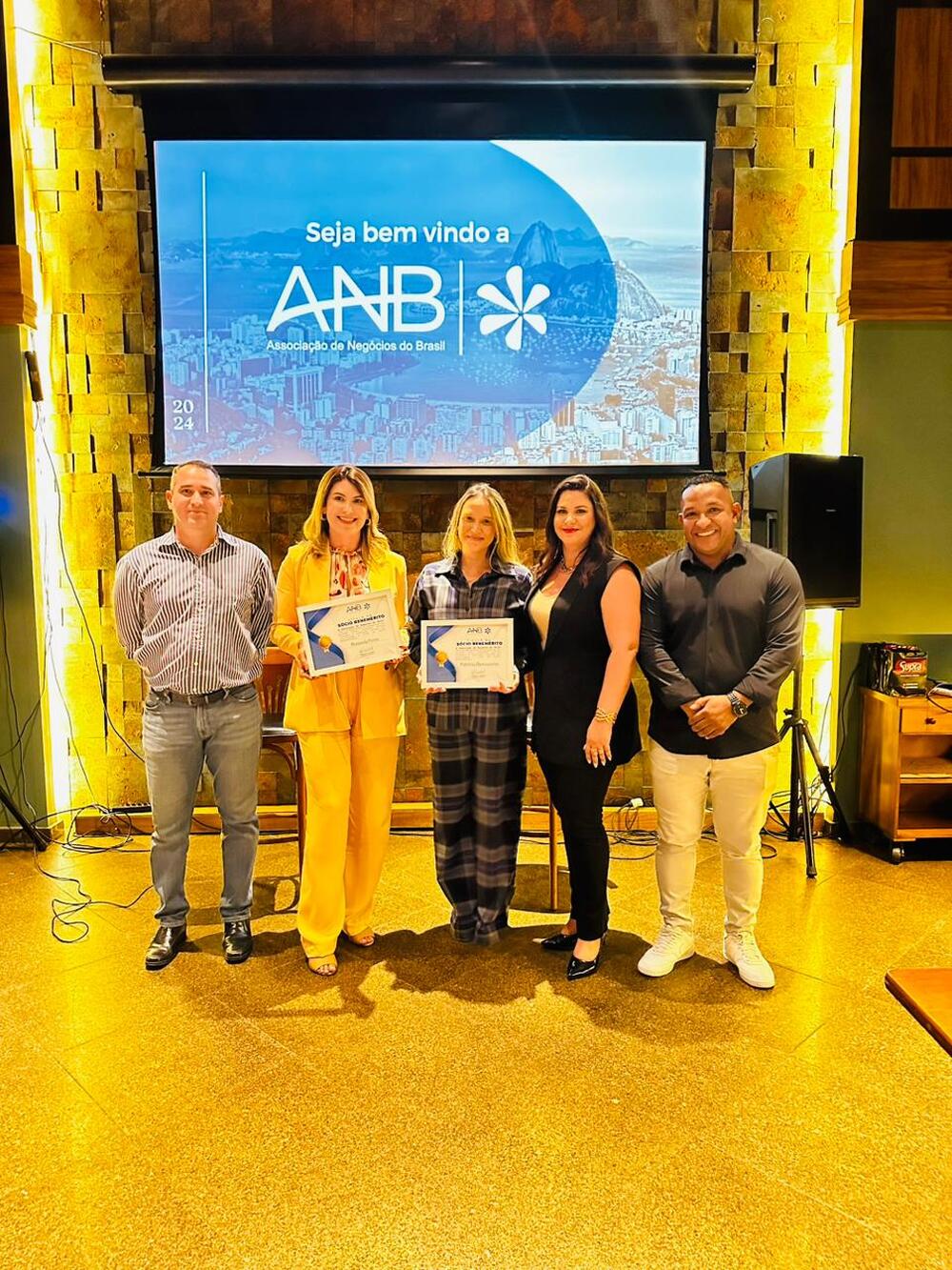 Prefeita de Saquarema e Subsecretária de Cultura recebem Título de Sócio Benemérito da ANB