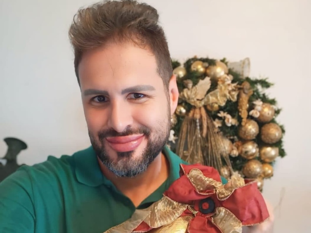 Bernardo Langlott  prepara sua casa para o Natal e revela sonhos para 2025: 