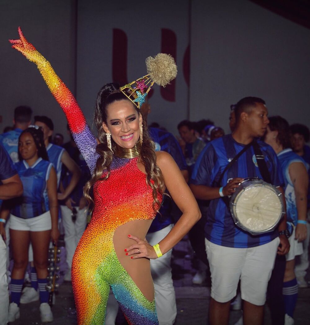 Com look multicolorido Mari Mello brilha na Festa de Lançamento dos Sambas de Enredo em São Paulo