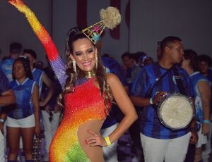 Com look multicolorido Mari Mello brilha na Festa de Lançamento dos Sambas de Enredo em São Paulo