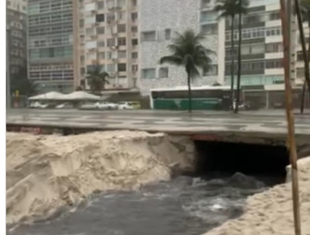 Fedor e nojo em Copacabana: Galeria de esgoto explode e contamina praia mais famosa do Rio