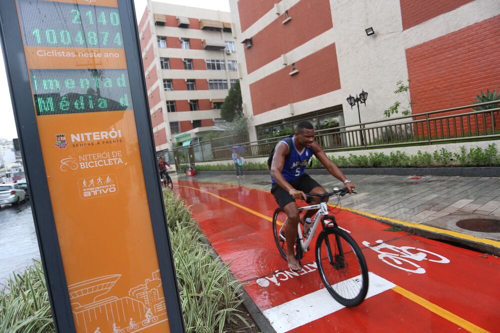 Contador de bicicletas da Avenida Marquês de Paraná ultrapassa marca de 1 milhão de passagens