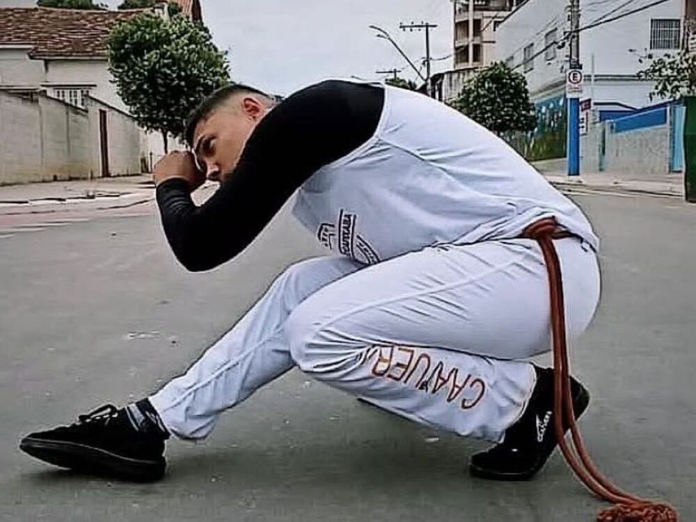 YAGO CAFARATE: Um jovem talento dedica sua vida à valorização e respeito pela capoeira no Brasil