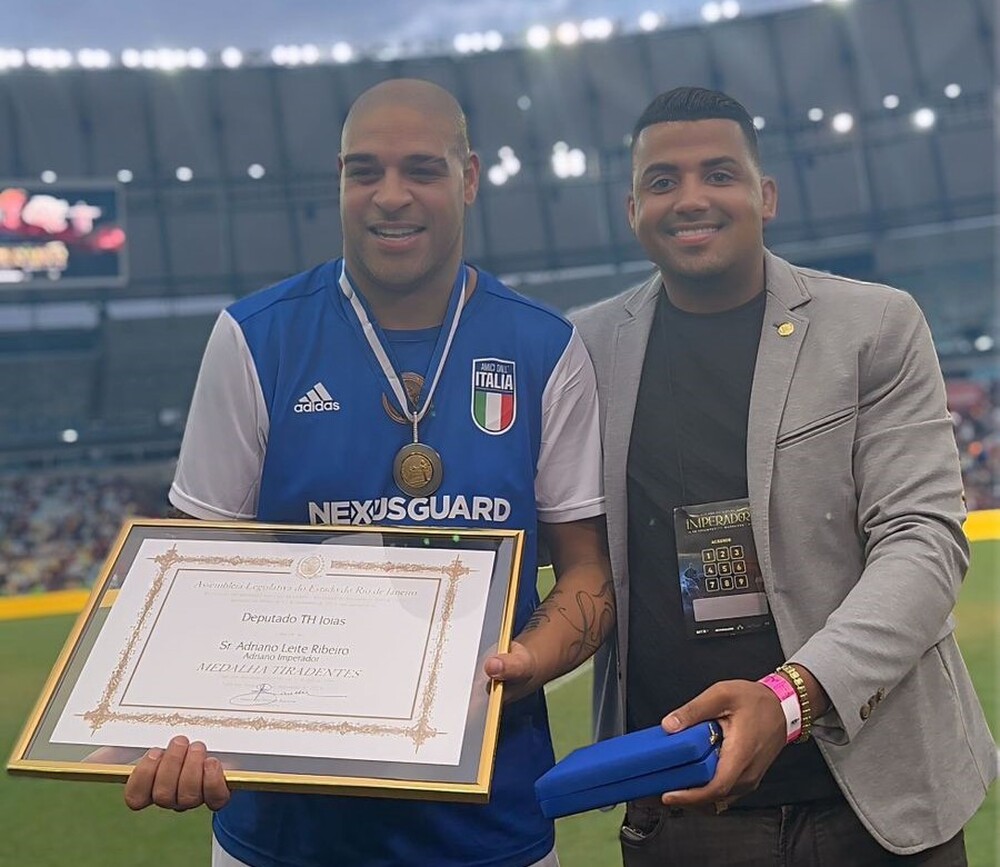 Antes da 'Ultima batalha do Imperador', Adriano Recebe medalha Tiradentes do Deputado Estadual TH jóias 