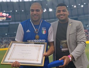 Antes da 'Ultima batalha do Imperador', Adriano Recebe medalha Tiradentes do Deputado Estadual TH jóias 