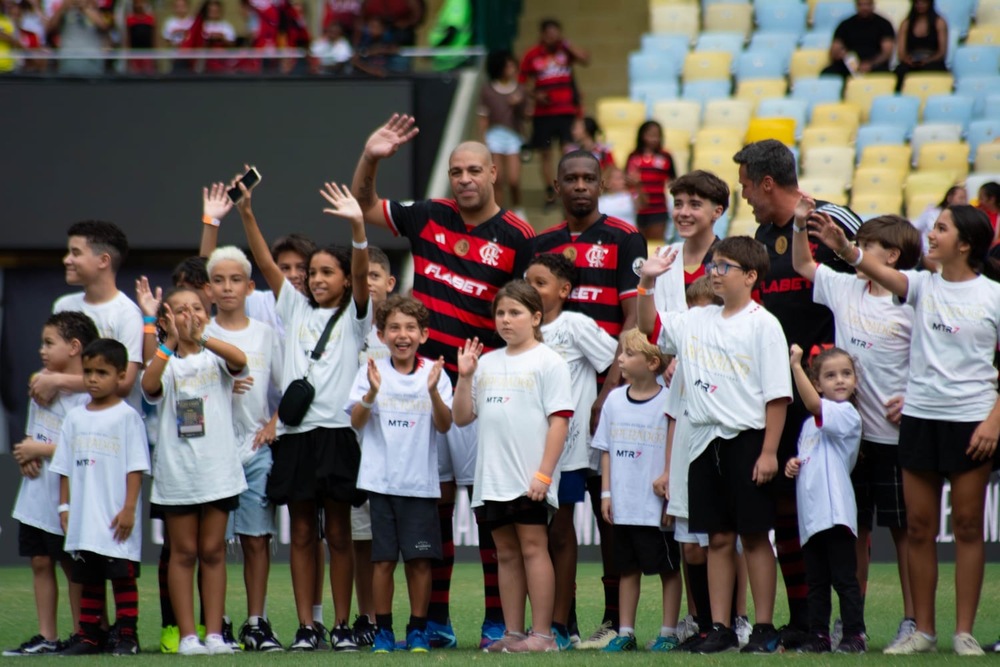 Adriano imperador com muita Emoção e dois gols se despede do futebol no Maracanã