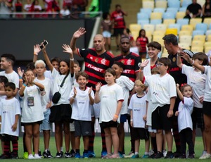 Adriano imperador com muita Emoção e dois gols se despede do futebol no Maracanã