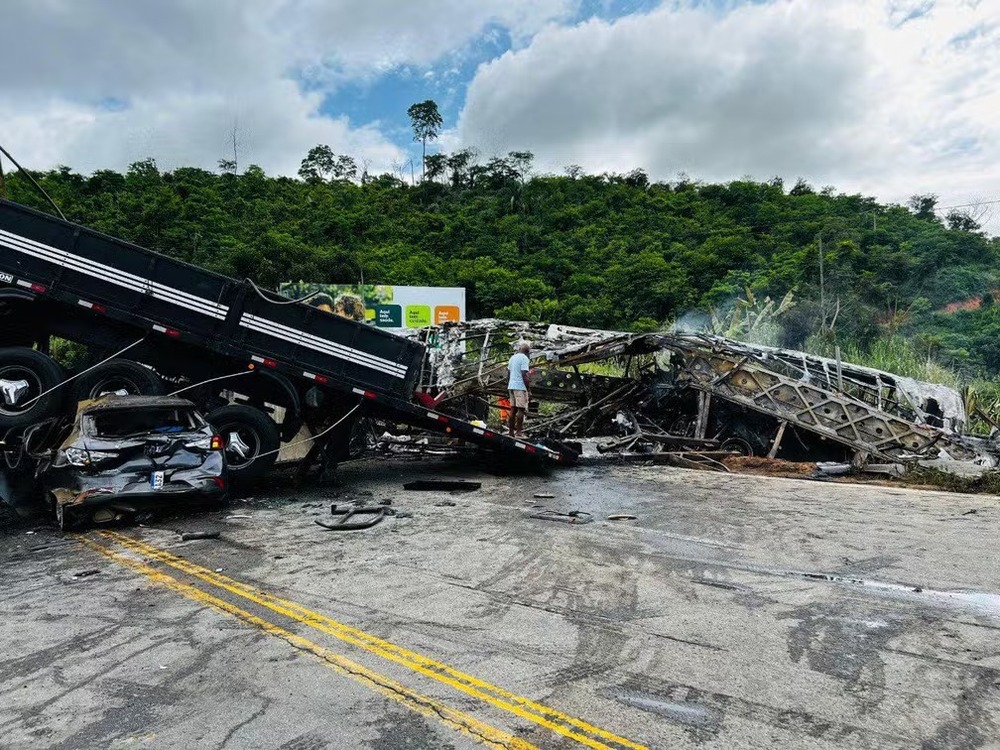 Acidente com ônibus, carro e carreta mata 38 pessoas