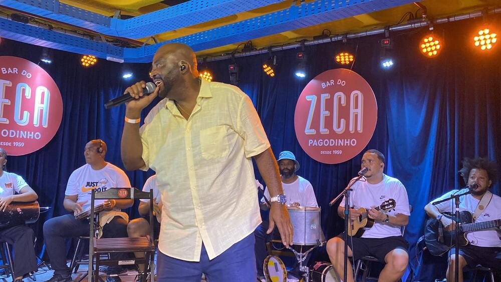 Ronaldo Gomes levou os fãs a loucura no show do Bar do Zeca Pagodinho na Zona Norte