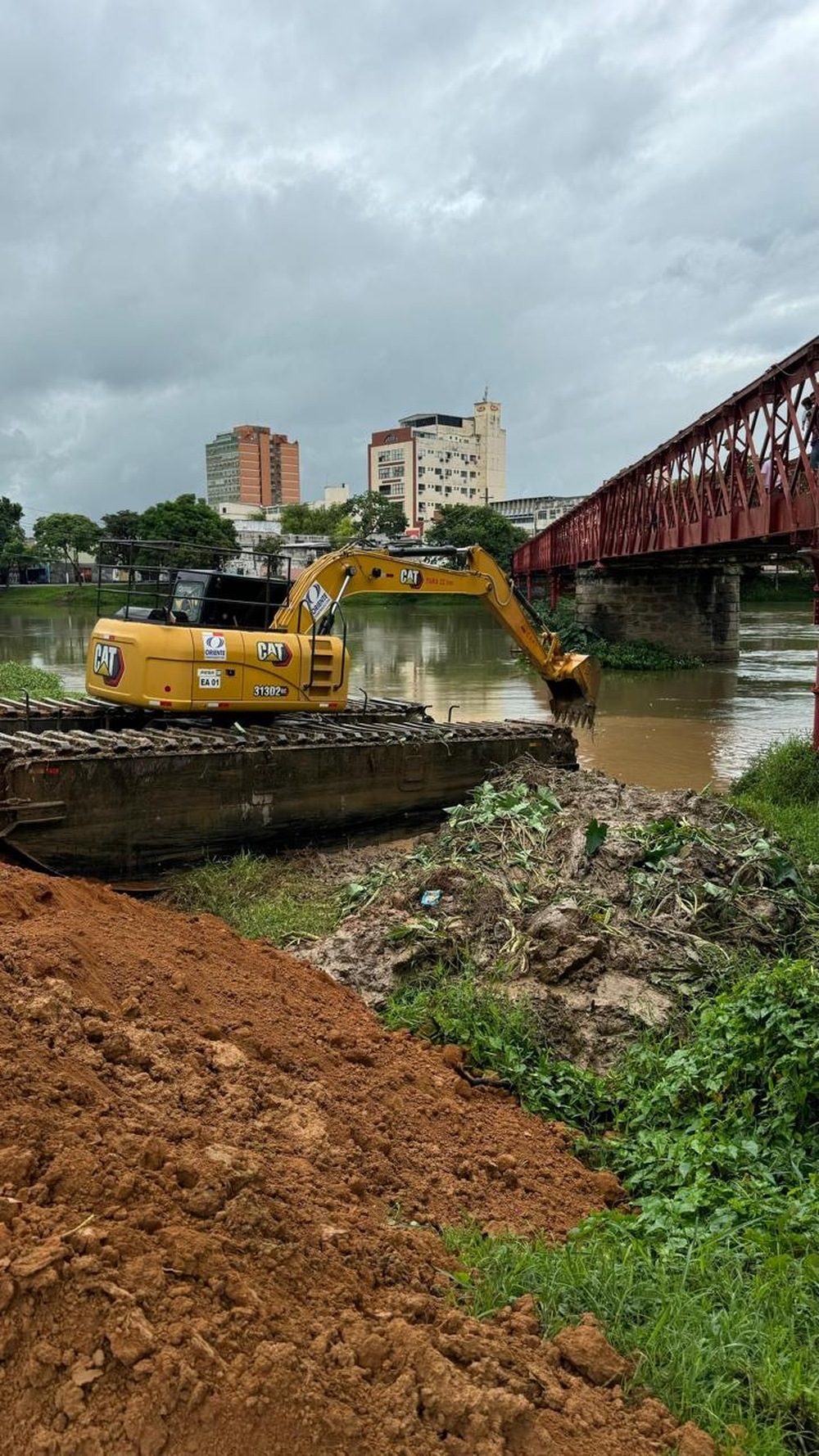 Retroescavadeira anfíbia começa trabalho de desassoreamento na for do Rio Sesmarias, em Resende