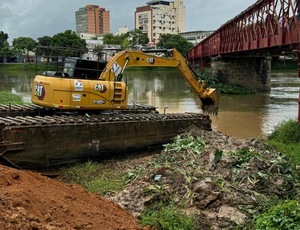 Retroescavadeira anfíbia começa trabalho de desassoreamento na for do Rio Sesmarias, em Resende