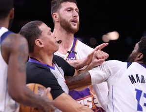 Briga na NBA tem tapa na cara, soco e três expulsões