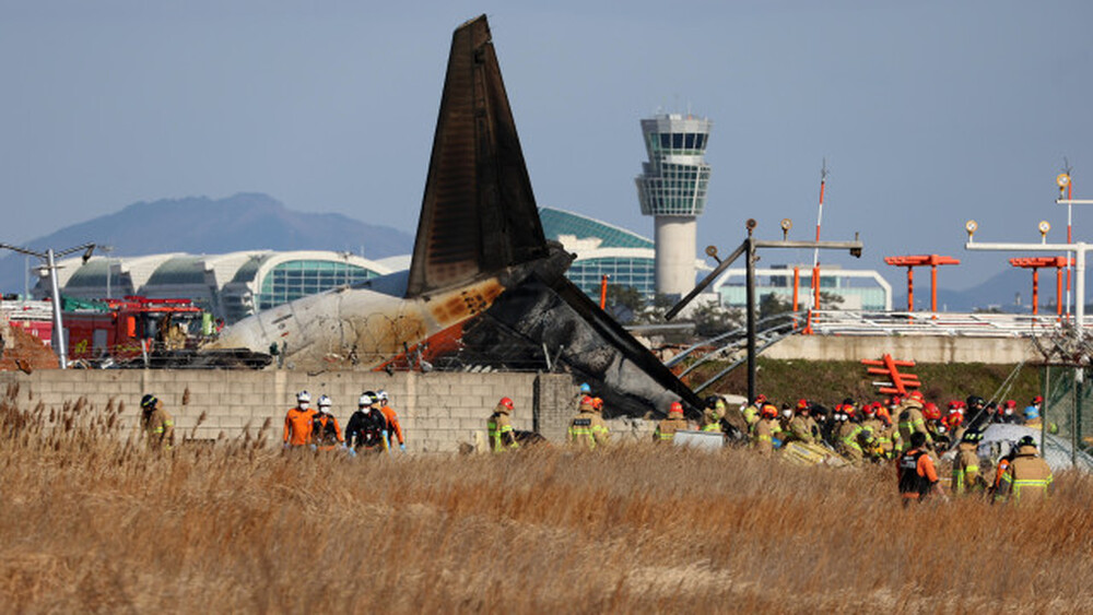 Avião colide em aeroporto, explode e deixa 179 mortos na Coreia do Sul