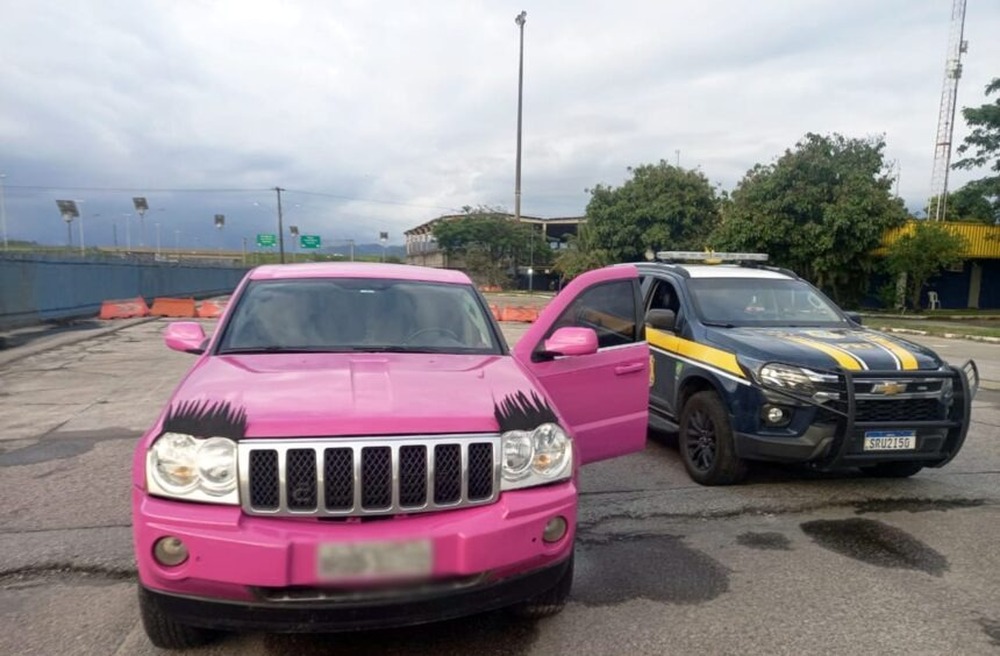 Limousine rosa com cílios vira abacaxi na festa de 15 anos e vira meme nas redes