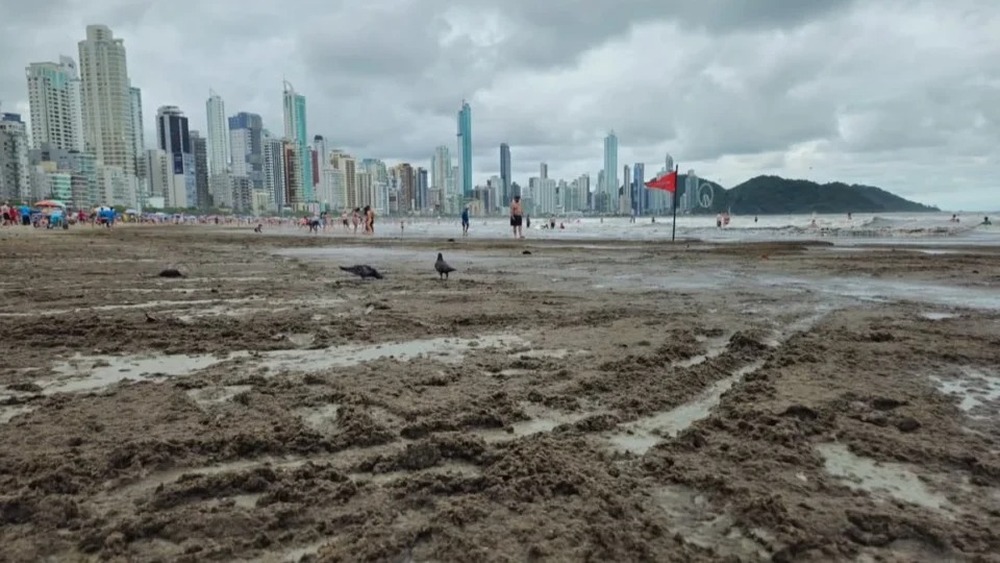 Poluição nas praias de Balneário Camboriú, cidade bolsonarista, gera debate nas redes