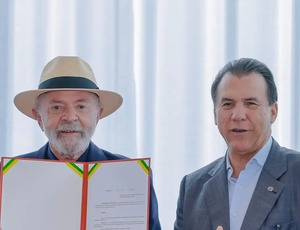 Lula assina decreto que eleva salário mínimo para R$ 1.518