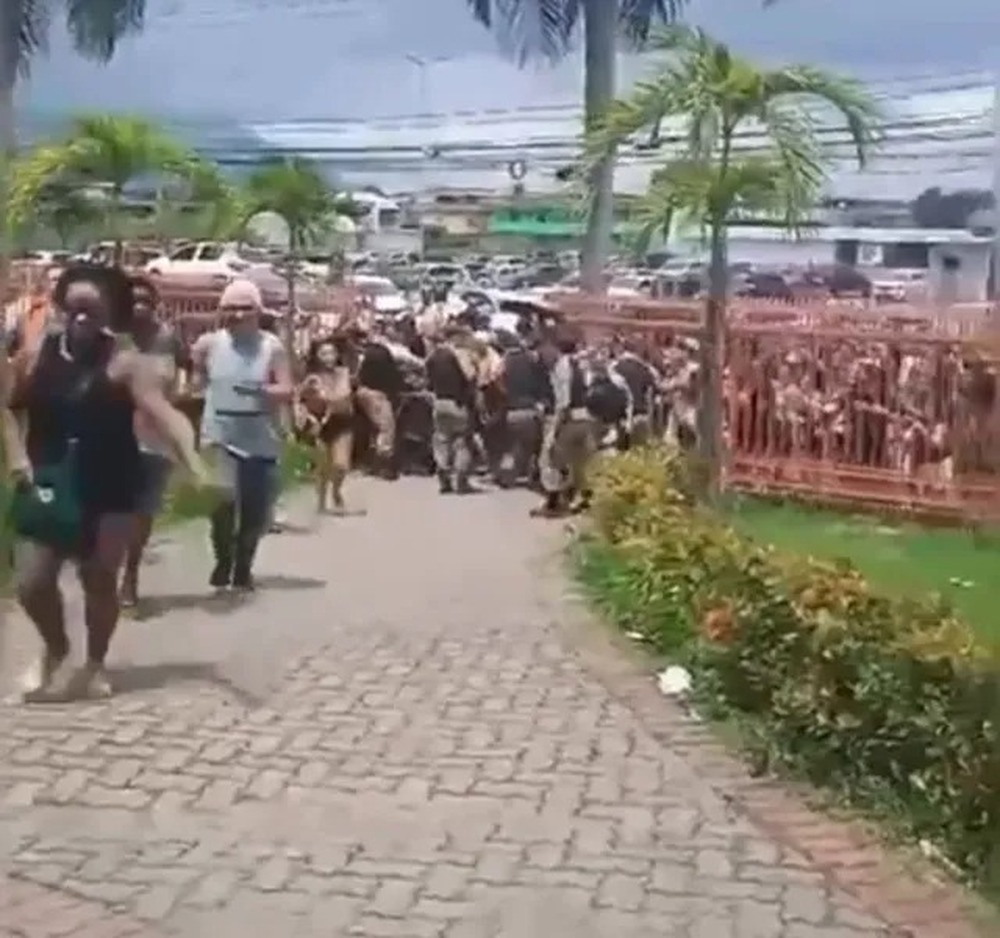 Com salários atrasados, servidores de Belford Roxo tentam invadir prefeitura; Prefeito Waguinho sai pela porta dos fundos (vídeo)