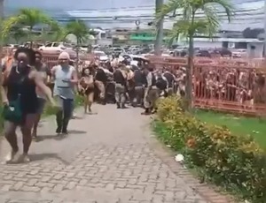 Com salários atrasados, servidores de Belford Roxo tentam invadir prefeitura; Prefeito Waguinho sai pela porta dos fundos (vídeo)