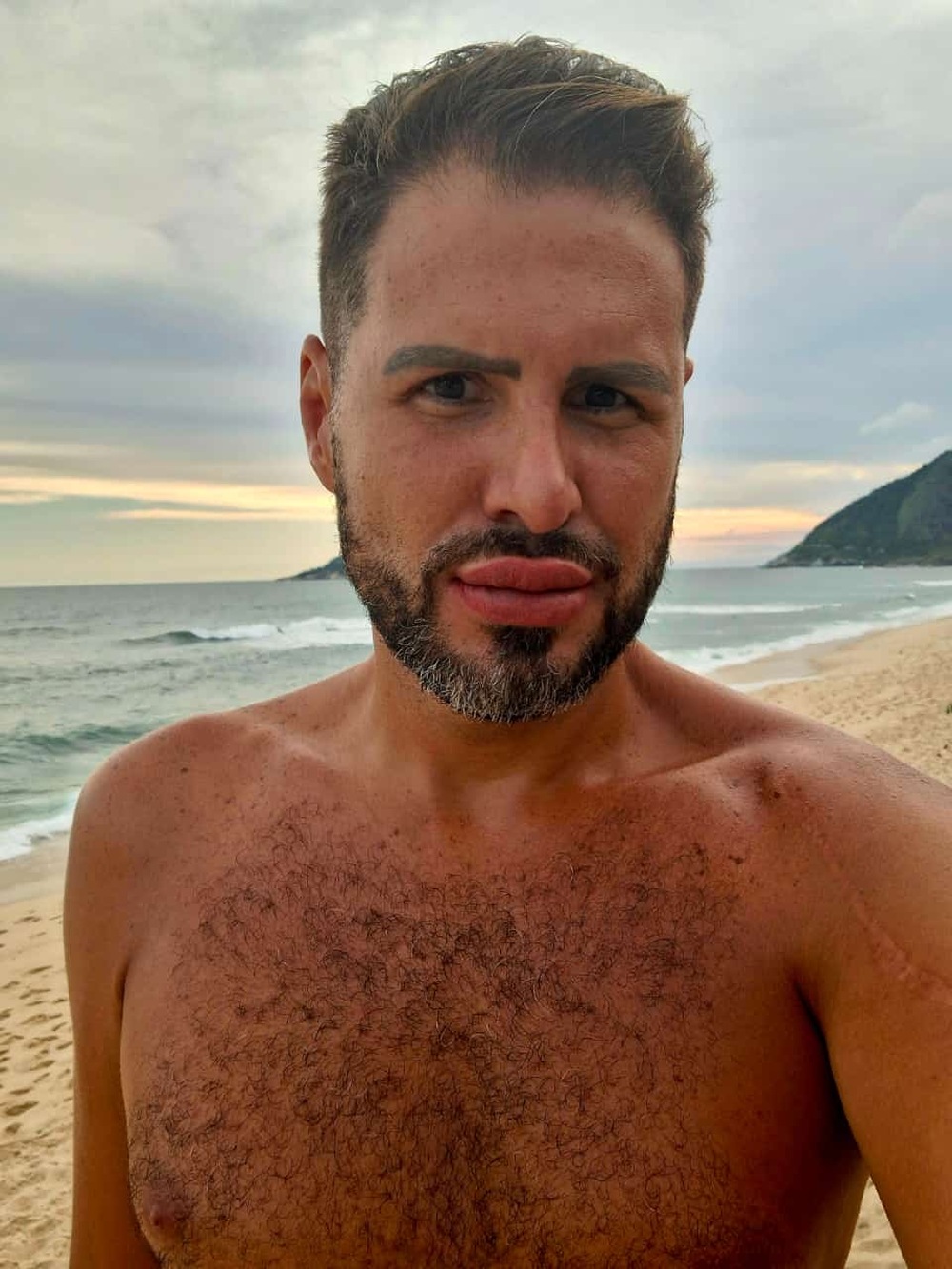 Solteiro e bronzeado, Bernardo Langlott se despede de 2024 em praia do Rio de Janeiro.