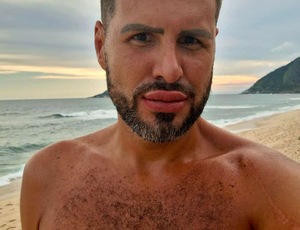 Solteiro e bronzeado, Bernardo Langlott se despede de 2024 em praia do Rio de Janeiro.