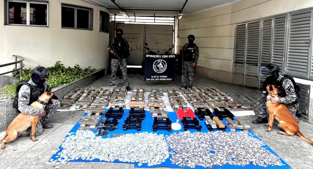 Polícia Militar apreende cerca de 600 quilos de drogas em operação nas comunidades da Mangueira e Tuiuti, na Zona Norte do Rio