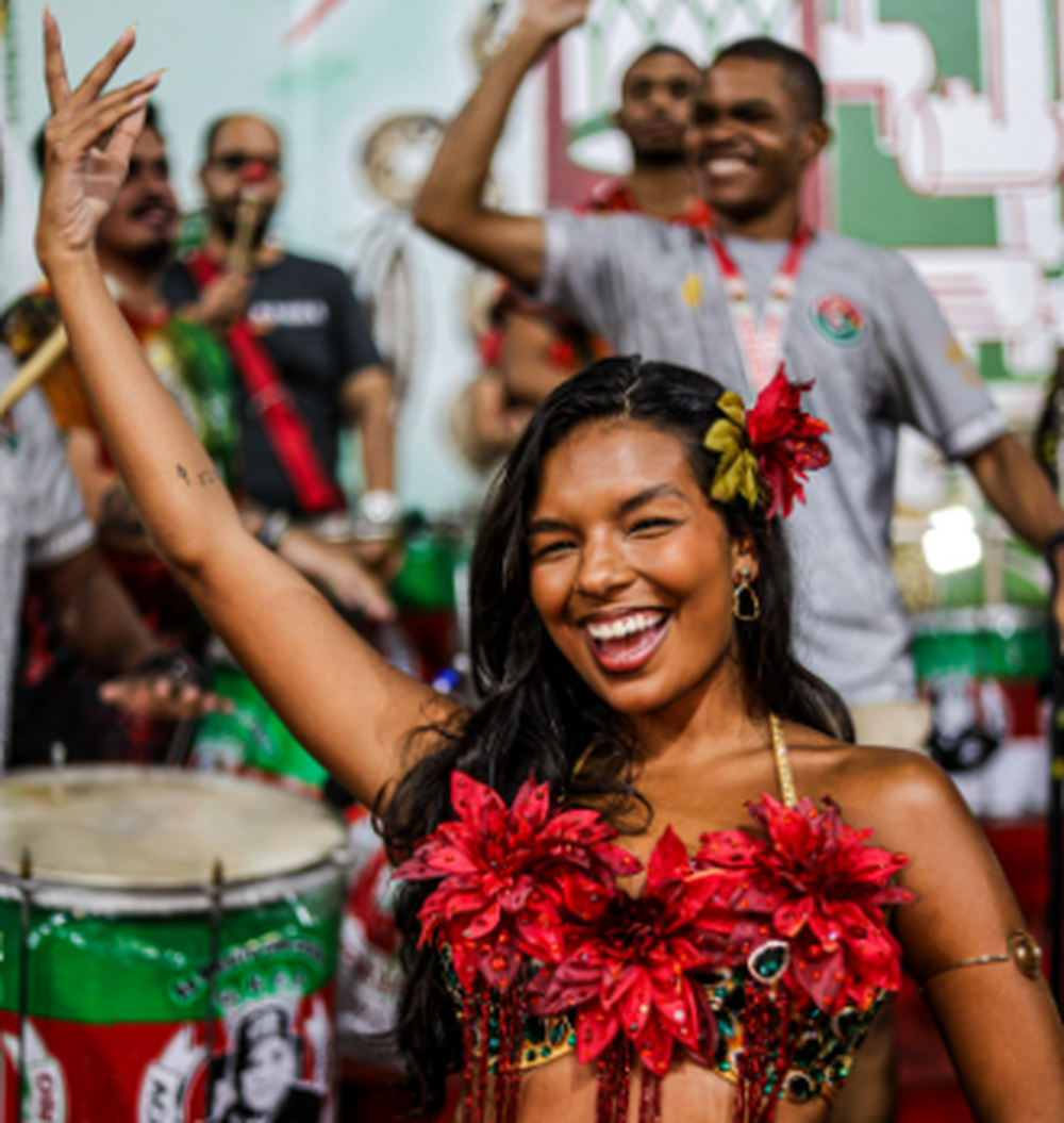 Mell Muzzillo brilha em ensaio da Grande Rio com figurino inspirado na ancestralidade afro-brasileira