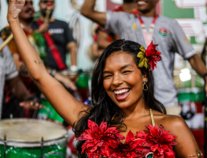 Mell Muzzillo brilha em ensaio da Grande Rio com figurino inspirado na ancestralidade afro-brasileira