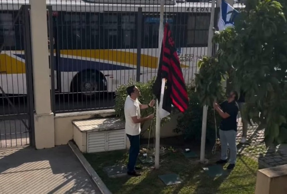 Gato sai, Rato faz a festa: Cavaliere exibe Bandeira Rubro-Negra no Palácio e vai sambar na Mangueira