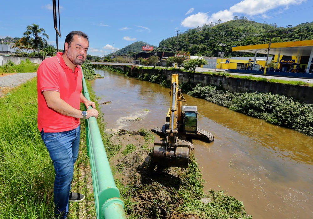 Cláudio Castro vistoria obras de construção do futuro Hospital Estadual de Oncologia de Nova Friburgo