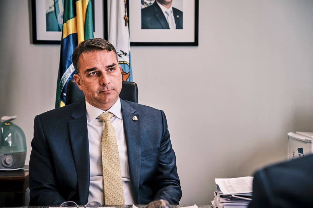 Emendas de Flávio Bolsonaro sob Suspeita: Investigação Revela Possível Esquema de Propina na Marinha